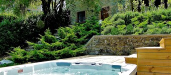 Belle maison en pierre avec piscine privée et bain à remous