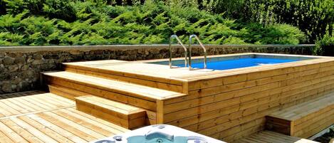 Tina de hidromasaje al aire libre