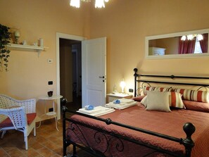 3 makuuhuonetta, silitysrauta/-lauta, ilmainen Wi-Fi, vuodevaatteet