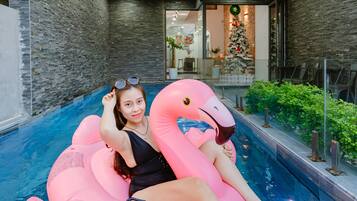 Hồ bơi ngoài trời