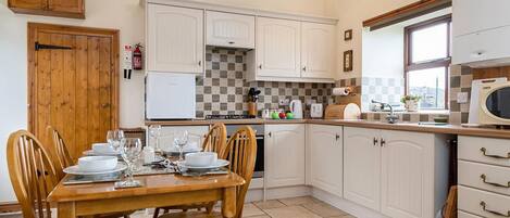 Réfrigérateur, micro-ondes, four, grille-pain