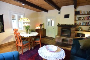 Un salon chaleureux avec une cheminée, des meubles en bois et une bibliothèque.