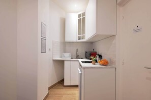 Fridge, microwave, stovetop, coffee/tea maker