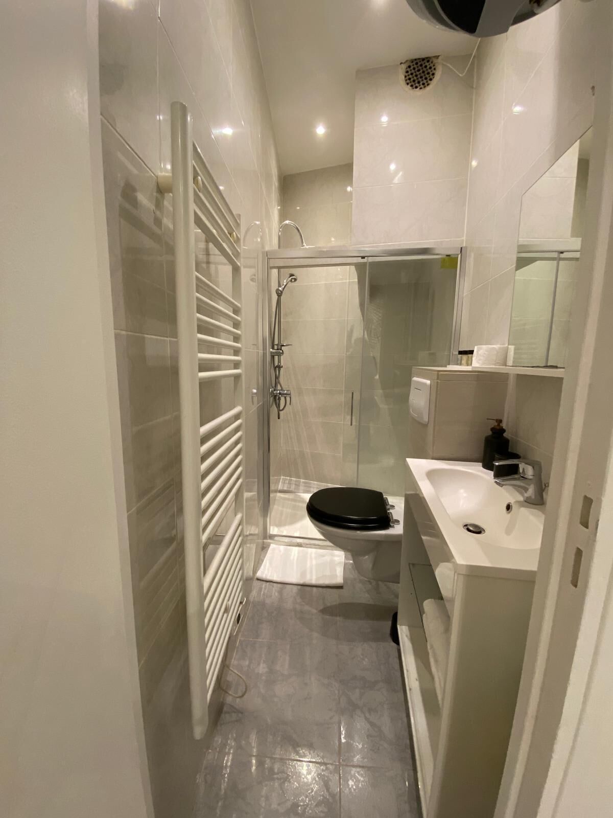 Suihku, hiustenkuivaaja, pyyhkeet