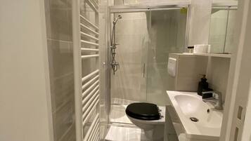 Suihku, hiustenkuivaaja, pyyhkeet