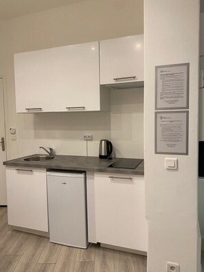 Réfrigérateur, micro-ondes, cafetière/bouilloire