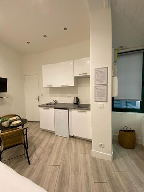 Kühlschrank, Mikrowelle, Wasserkocher mit Kaffee-/Teezubehör