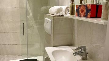 Shower, hair dryer, towels