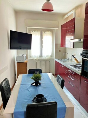 Căn hộ phong cách cổ điển | Bếp riêng | Tủ lạnh, lò vi sóng, bếp nấu, dụng cụ pha cà phê/trà 