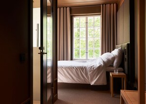 Classic Double Room | Iron/ironing board, free WiFi, bed sheets