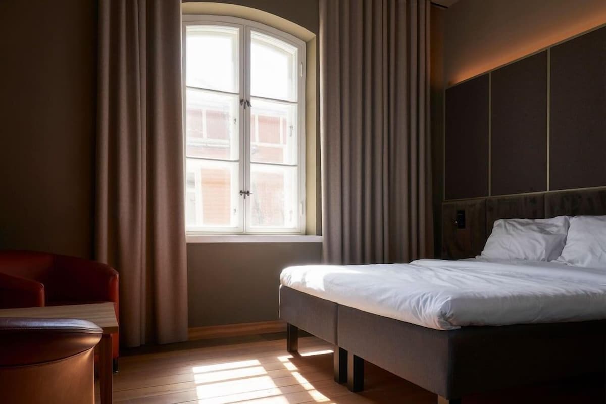 Tabla de planchar con plancha, wifi gratis y ropa de cama 
