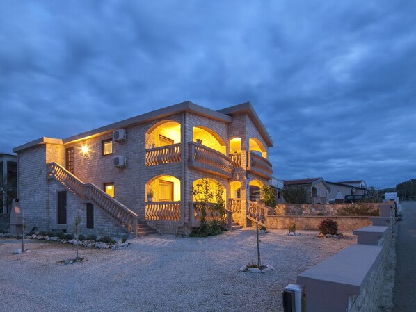 Exterior - apartment C - Red Apartment (Vir)