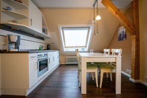 Køleskab, mikrobølgeovn, ovn, kaffe-/temaskine