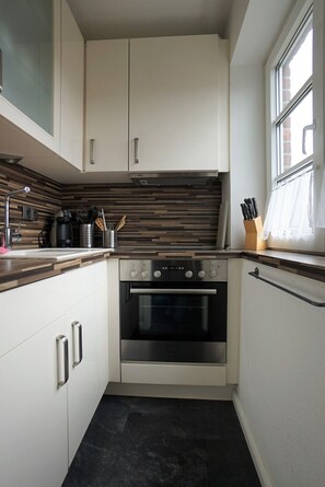 Køleskab, ovn, kogeplade, kaffe-/temaskine