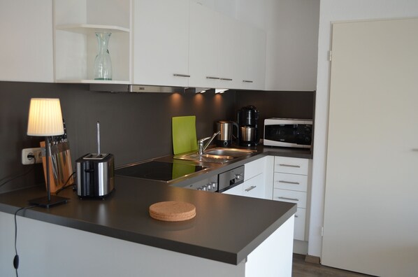 Køleskab, mikrobølgeovn, ovn, kogeplade