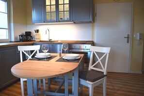 ثلاجة، فرن، موقد طهي مسطح، غس�الة أطباق