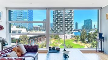 电视、壁炉、立体声音响、办公室