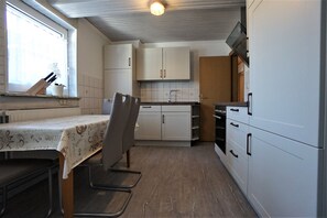 Køleskab, mikrobølgeovn, ovn, kogeplade