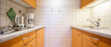 Køleskab, kogeplade, kaffe-/temaskine, brødrister