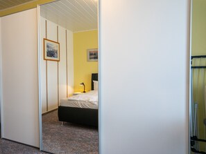 1 chambre, fer et planche à repasser