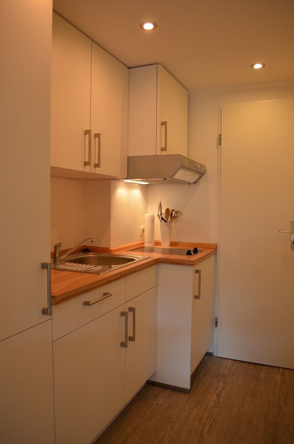 Køleskab, kogeplade, kaffe-/temaskine, brødrister