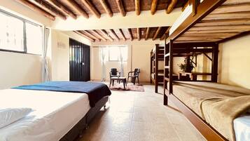 1 habitación, tabla de planchar con plancha, wifi y ropa de cama