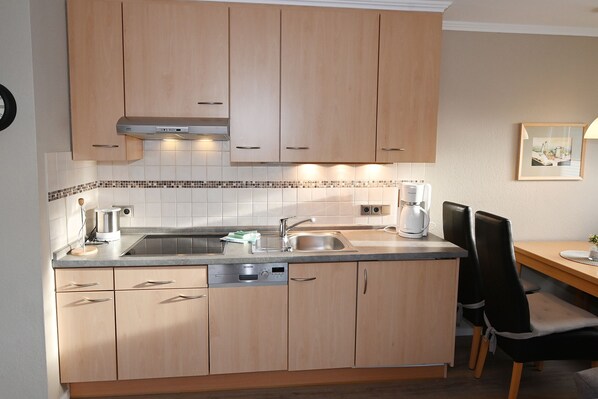 Køleskab, kogeplade, opvaskemaskine, kaffe-/temaskine