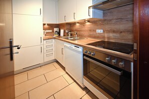 Réfrigérateur, four, plaque de cuisson, lave-vaisselle