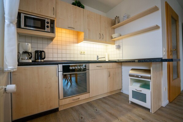 Køleskab, mikrobølgeovn, ovn, kogeplade