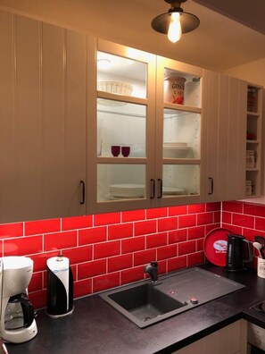 Kjøleskap, ovn, kokeplater og oppvaskmaskin