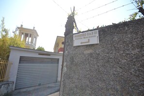 A sign with an arrow pointing left, indicating an entrance to a building. - Cozy 3-Bedroom House on the Riviera (Chiavari)