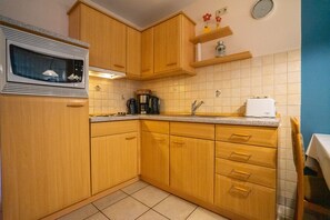 Kühlschrank, Mikrowelle, Herdplatte, Wasserkocher mit Kaffee-/Teezubehör