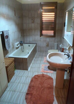 Shower, bidet, towels - Villa Rudolph in Scopello (Sicilia)