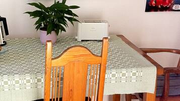 Economy Room | Private kitchen | Full-size fridge, microwave, oven, stovetop