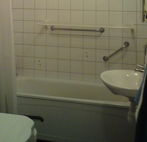 Economy Room | Bathroom