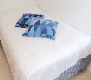 Economy Room | 1 bedroom, iron/ironing board, free WiFi