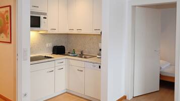 Kühlschrank, Mikrowelle, Herdplatte, Geschirrspüler