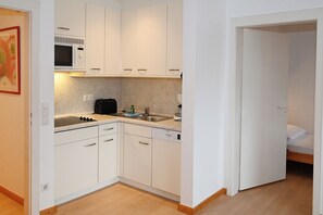 Kühlschrank, Mikrowelle, Herdplatte, Geschirrspüler