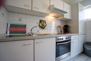 Køleskab, mikrobølgeovn, ovn, kogeplade