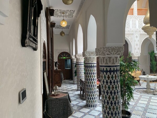 Interior - Room for up to 4 people in a Riad renovated in the Moroccan architectural style (MEKNES)