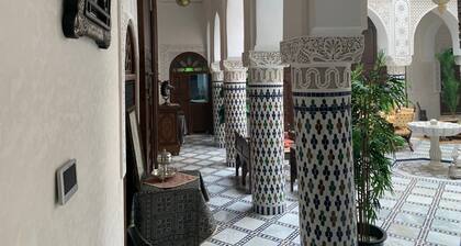 Chambre jusque 4 personnes dans Riad rénové dans le style architectural marocain