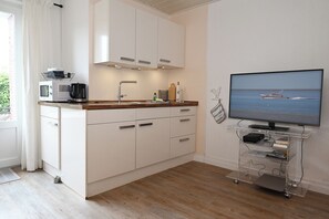 Køleskab, mikrobølgeovn, kaffe-/temaskine, brødrister