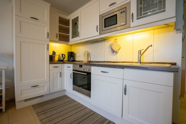 Køleskab, mikrobølgeovn, ovn, kogeplade