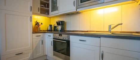 Kühlschrank, Mikrowelle, Ofen, Herdplatte