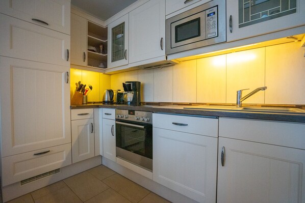 Køleskab, mikrobølgeovn, ovn, kogeplade