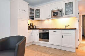 Jääkaappi, mikroaaltouuni, uuni, liesi