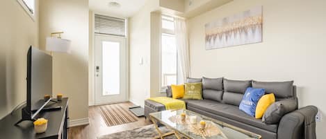 Premium Townhome, 1 Bedroom, Kitchen, City View | Living area