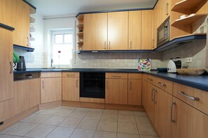 Køleskab, mikrobølgeovn, ovn, kogeplade