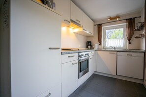 Fridge, microwave, oven, stovetop - Ferienhaus Tomte in Zentraler Lage mit Terrasse (Büsum)