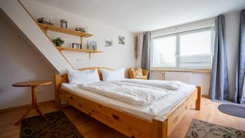 3 bedrooms, desk, travel crib